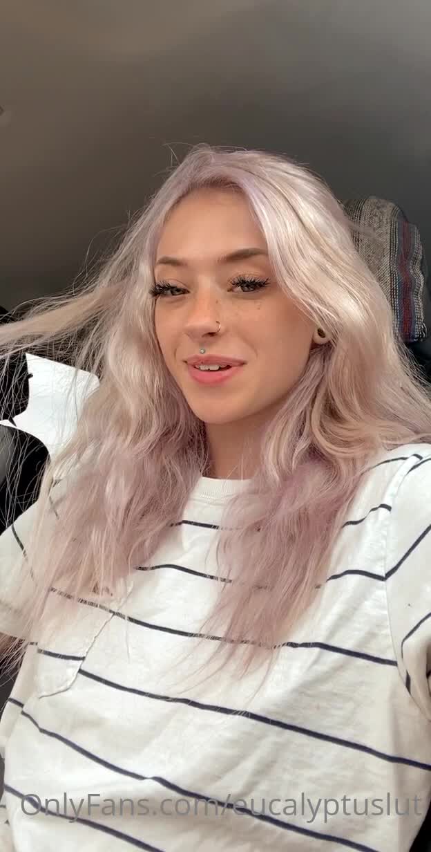 【自整理】金发萝莉少女忍不住在床上自慰，她的白虎馒头小蜜穴不停的往外流骚水！【166V】 (10)