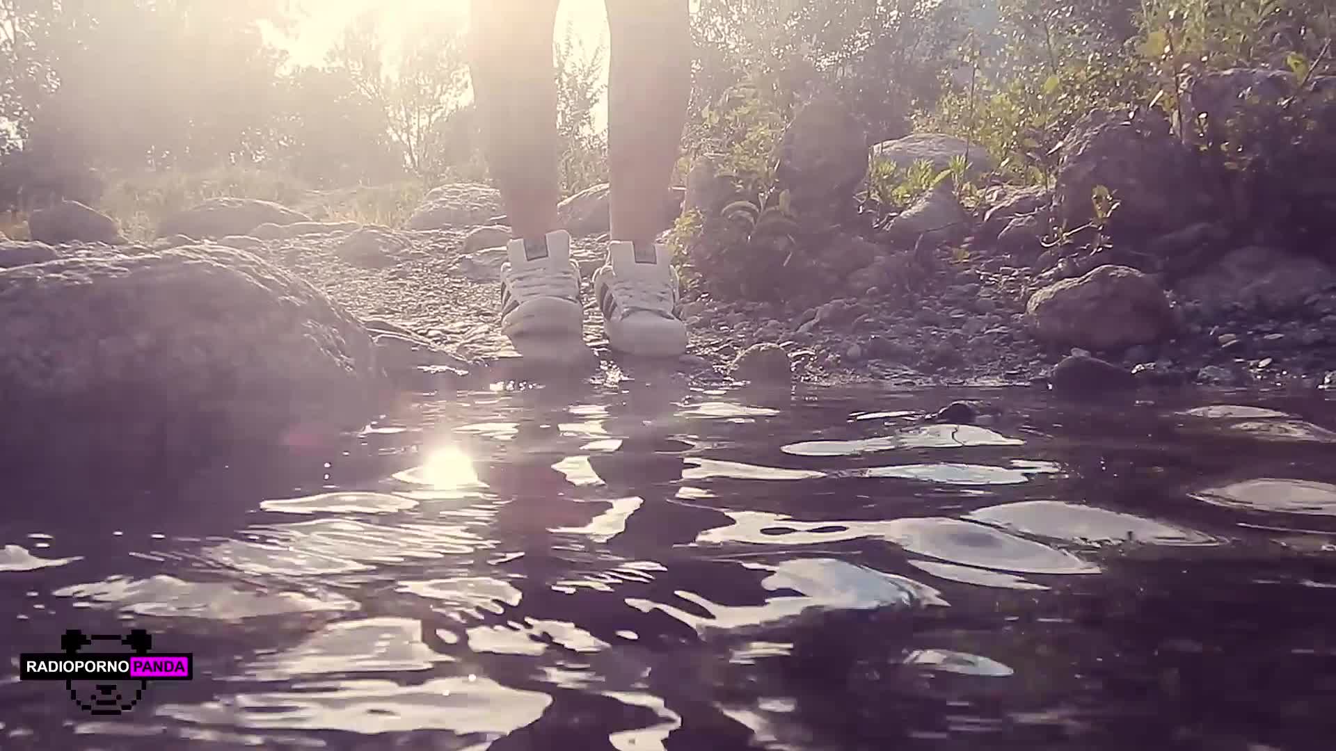 Giovane tettona modella italiana si mostra nuda in pubblico al parco (ph5f1ba30a3adde)