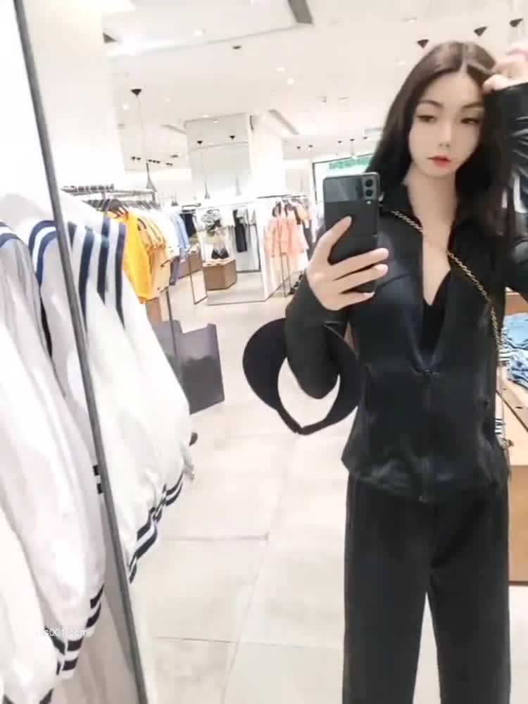 高颜黑丝伪娘 出去逛街裤里丝袜塞着假鸡 忘记穿内裤哪知走着就往外掉 只能边走边塞 发情了只能去试衣间自己解决