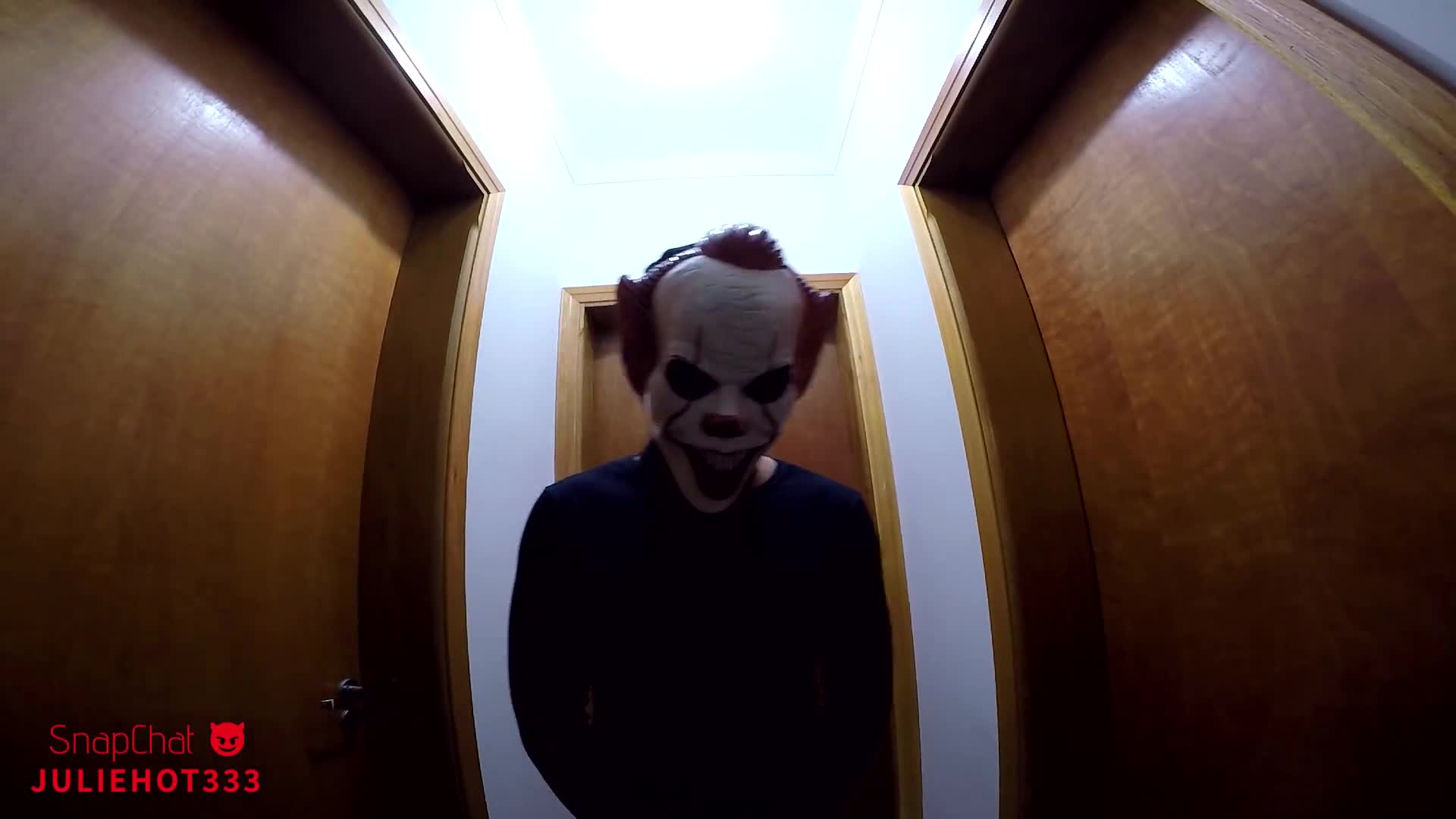 在你见过的最美味的小红帽中度过万圣节！她选择了恶作剧。 (ph6155d8f374068)