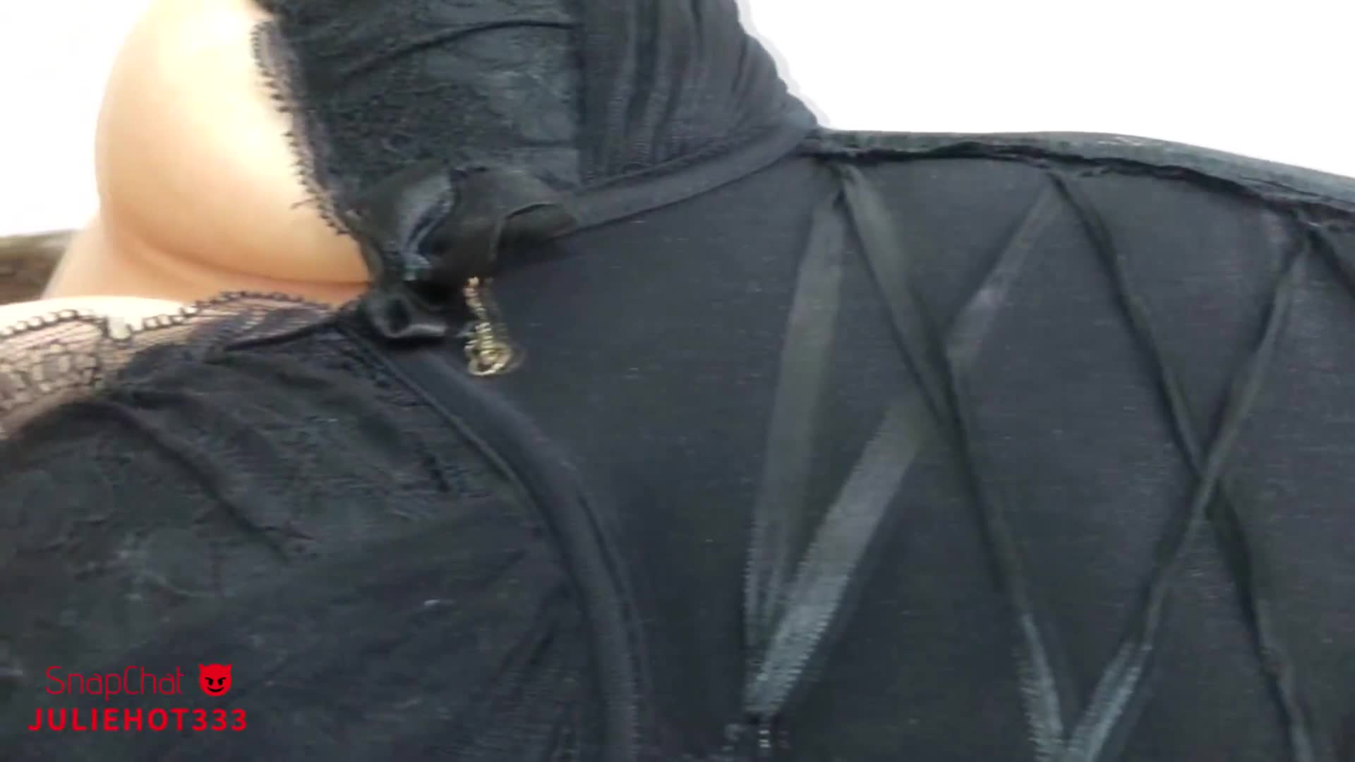 业余情侣，他蒙住她的眼睛，把一切都拍了下来！在美丽的天然山雀上射精。 (ph6115a167e01f7)