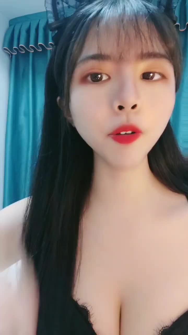 【龙泽萝莉】骚舞诱惑~极致身材黑丝袜美腿~道具手指猛扣骚逼【36V】 (32)