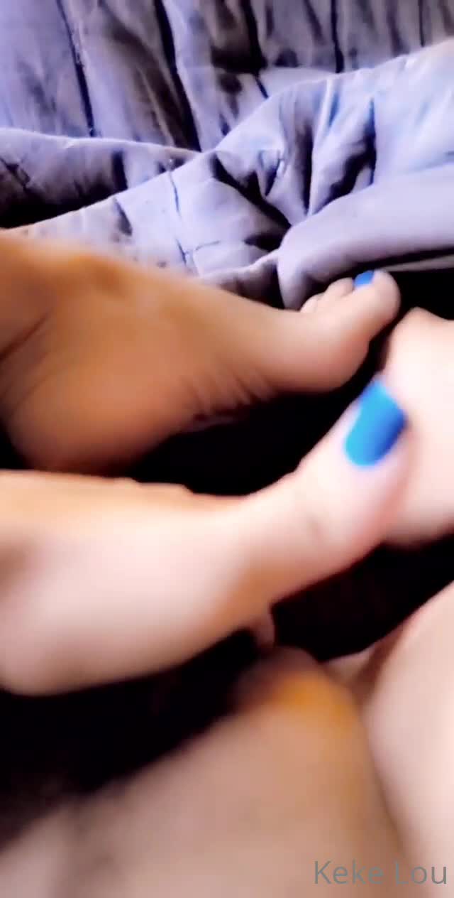 【自整理】练过瑜伽的软体骚母狗逼脸脚同框，用力掰开骚逼让你看个够，大鸡巴都立正了【471V】 (186)