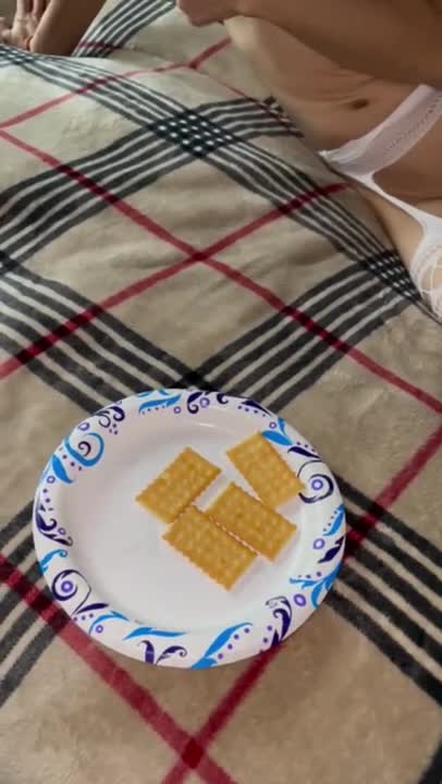 Chinese milf eats crackers with cum (63ea7b0099011)