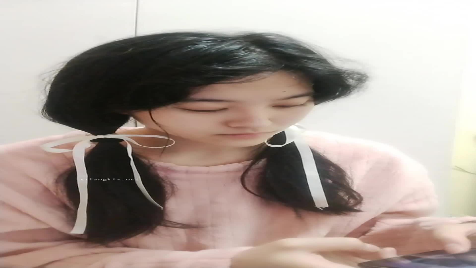 飞机场学妹在家裸聊【婕姚睡不着】揉奶诱惑 扳穴自慰【10v】 (9)