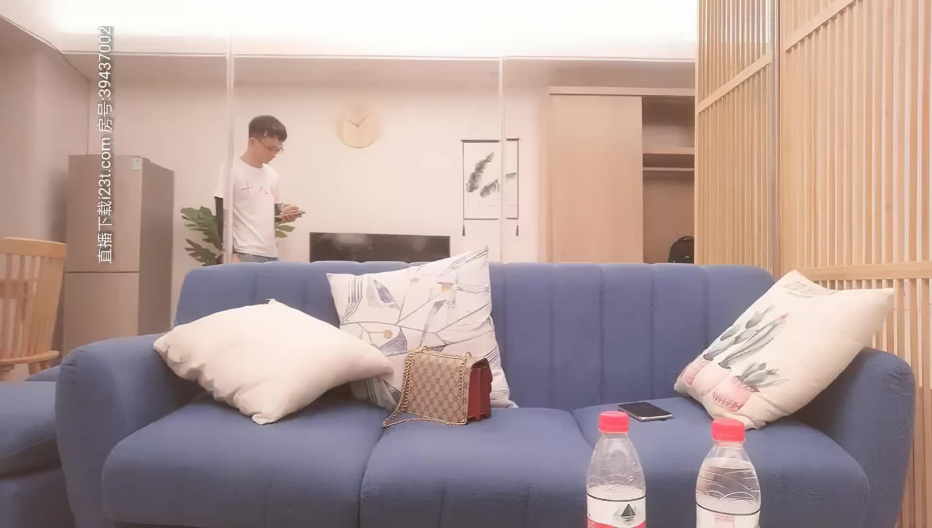 2020-8-7【AI高清2K修复】约了个旗袍苗条妹子3P啪啪，穿着高跟鞋翘屁股特写掰穴，前后一起猛操骑乘