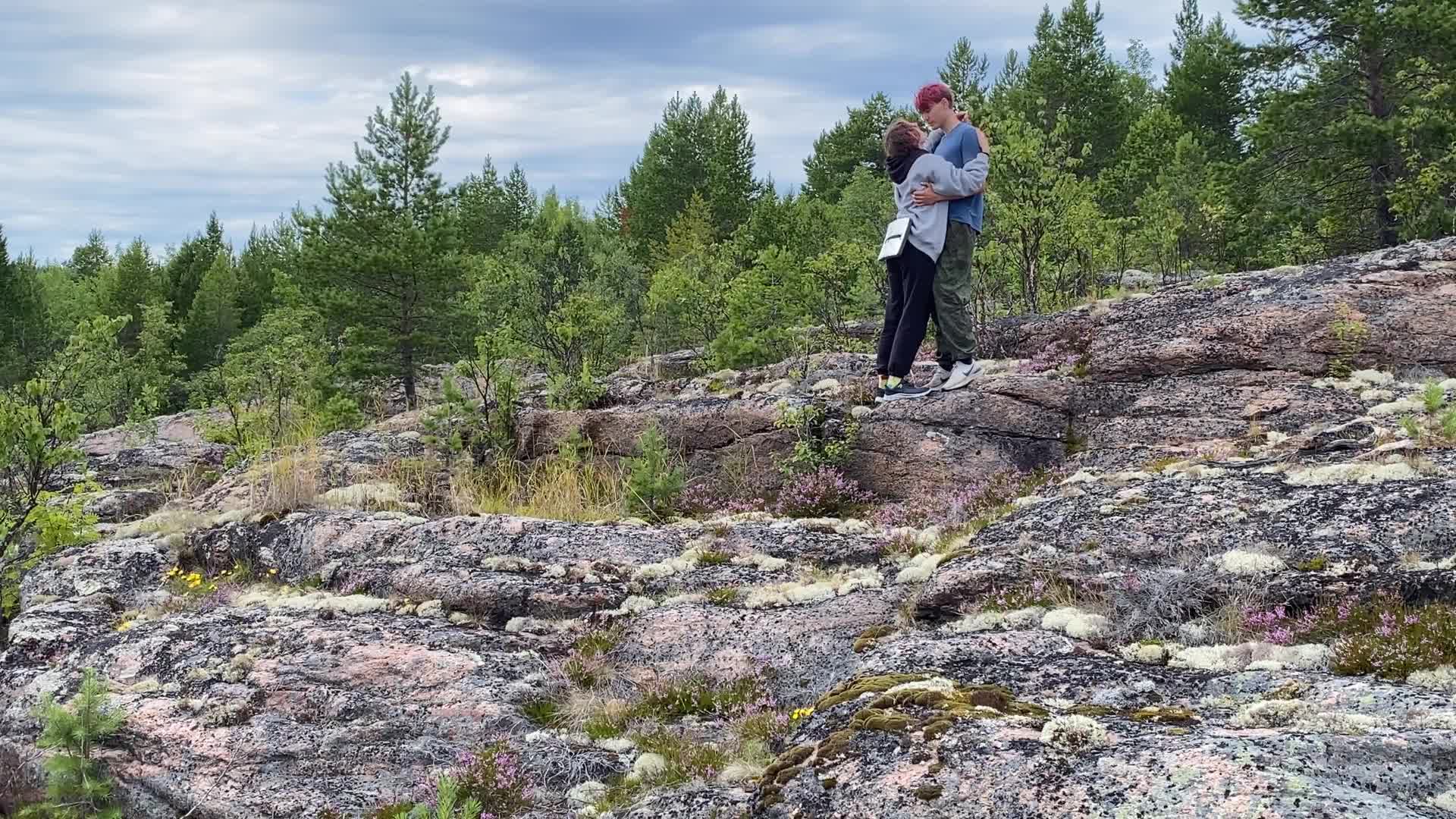 石头上的性爱，大自然中的美丽女孩 (64d952b876fdf)
