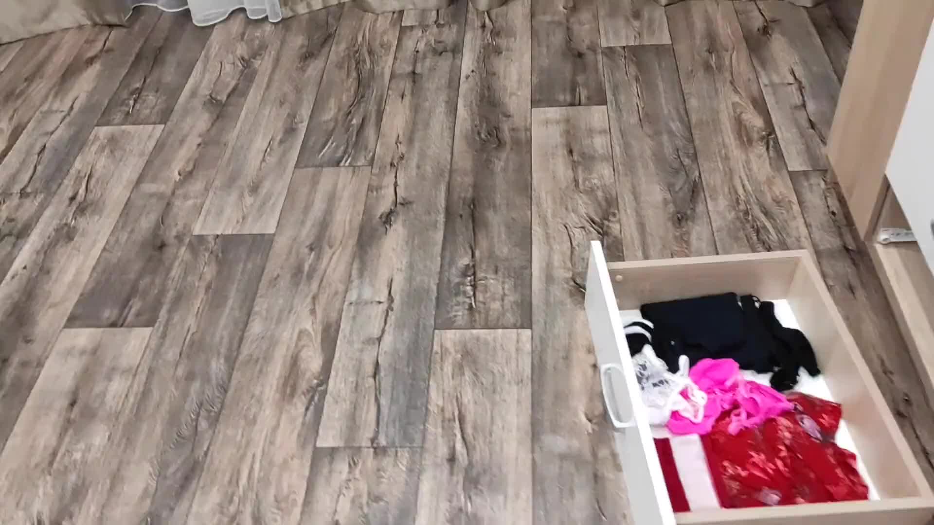 Соседка попросила помочь вставить ящик, а пришллось ей вставить хуй (653ed89872744)