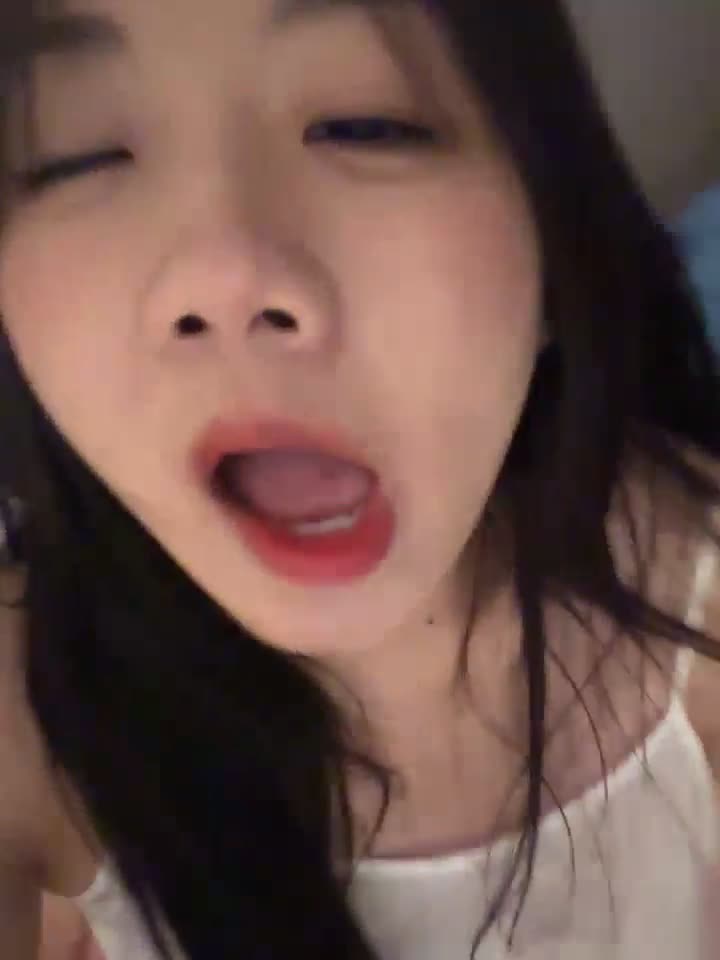 stripchat【Olivia】童颜巨乳! 道具自慰~高潮狂喷水【31v】 (33)