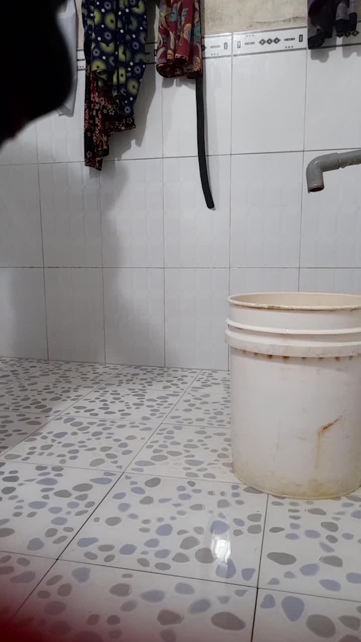 邪恶的房东暗藏摄像头偷窥刚下班的少妇洗澡