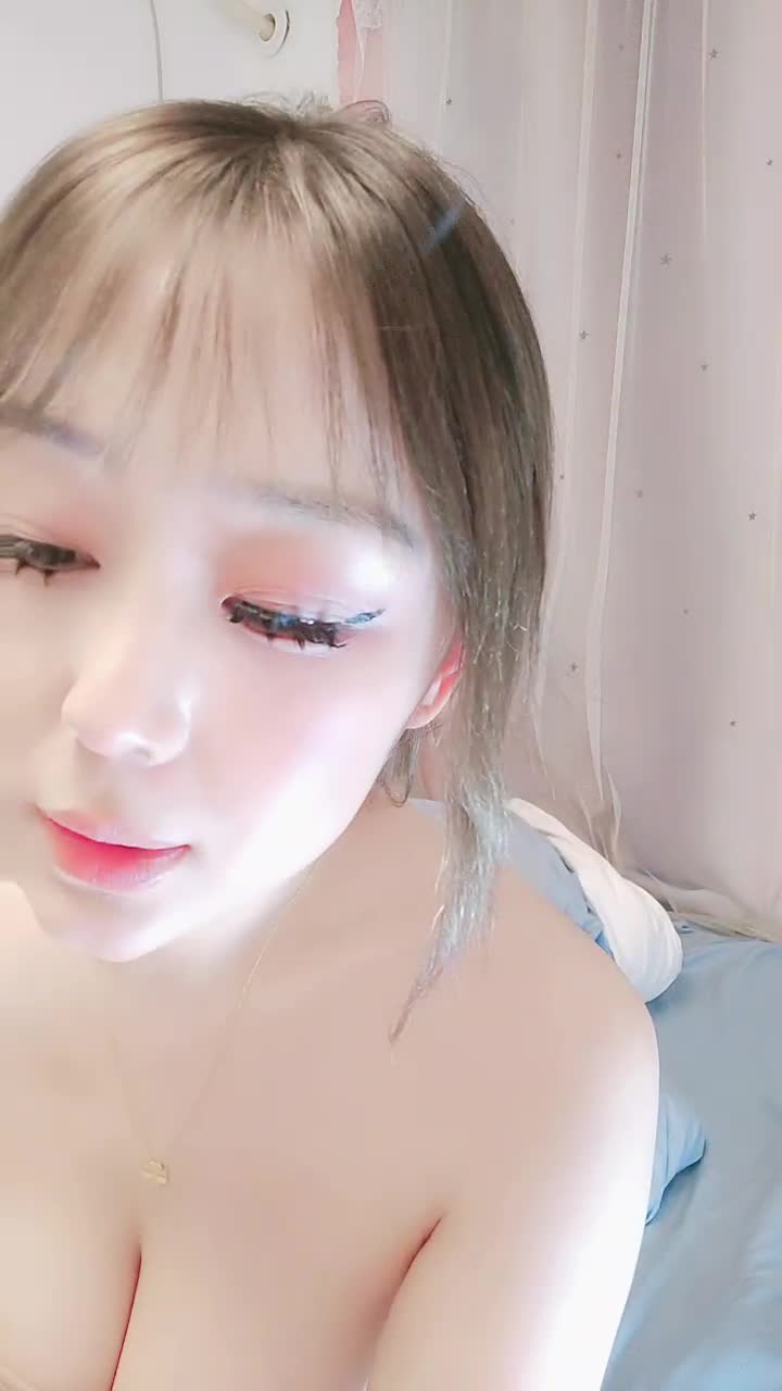 极品雪白大奶【胸模蜜蜜】大奶绿播~晃动大奶~吸精【22V】 (22)