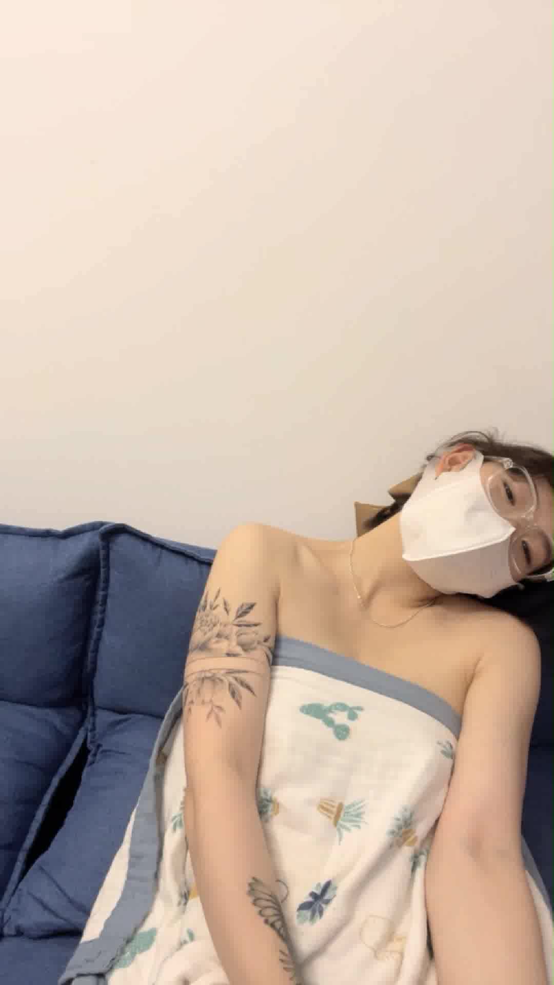 【苏橙子】00后小萝莉~肤白粉胸~白虎嫩B~道具抽插~跳蛋震B【15v】 (12)