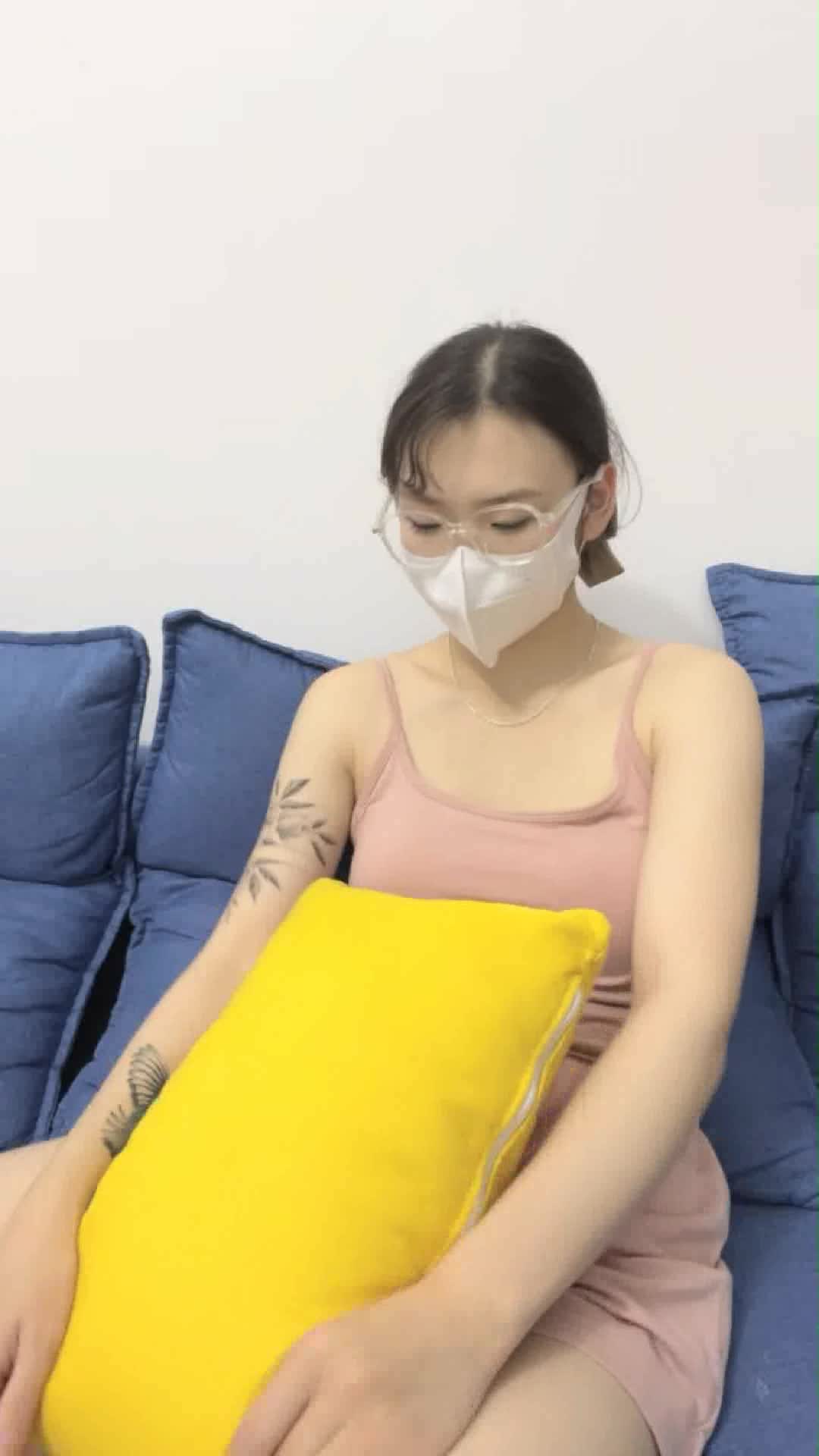 【苏橙子】00后小萝莉~肤白粉胸~白虎嫩B~道具抽插~跳蛋震B【15v】 (10)