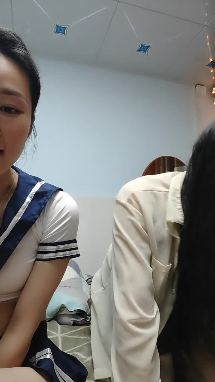 欠贷下海~【为生活陪大哥】罕见带闺蜜~服侍一男胸腿~足交【11v】 (10)