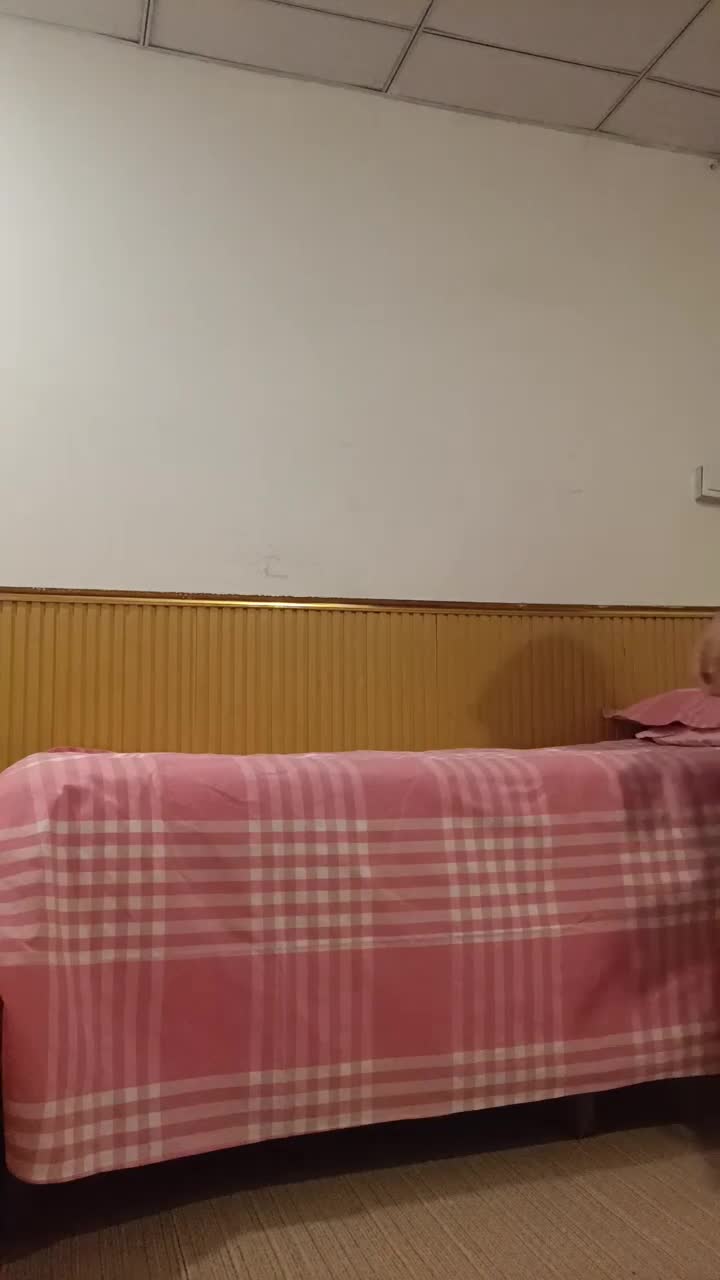 上次嫖娼和粉丝一起3p玩的熟女大妈，这次有来找熟女大妈50岁玩，性感微胖大妈，全过程被我又舔胸又舔逼