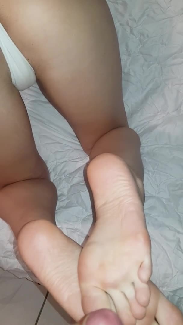 Cum hard on my soles 4k (ph5e25e33bb14e0)
