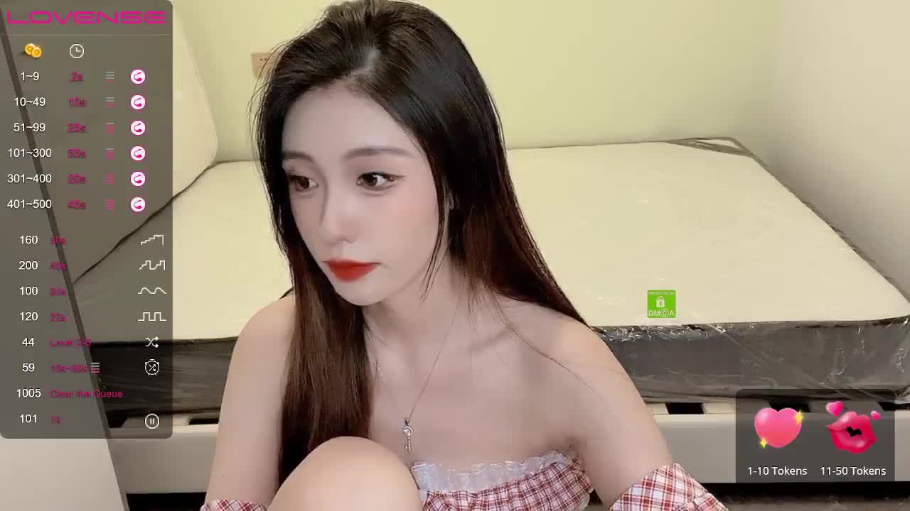 绝世女神【CHLITINA】部分门票房 颜值，乳夹，抹奶，蜂腰翘臀尤物~跳蛋震鲍穴【26v】 (24)