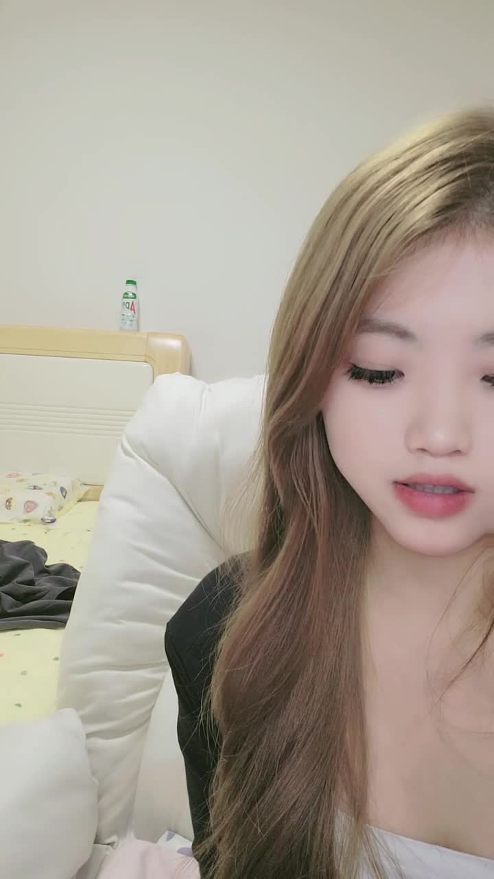  新合集~超清纯美乳校花【无所谓我会睡觉】揉咪狂插~自慰好过瘾【10V】 (8)