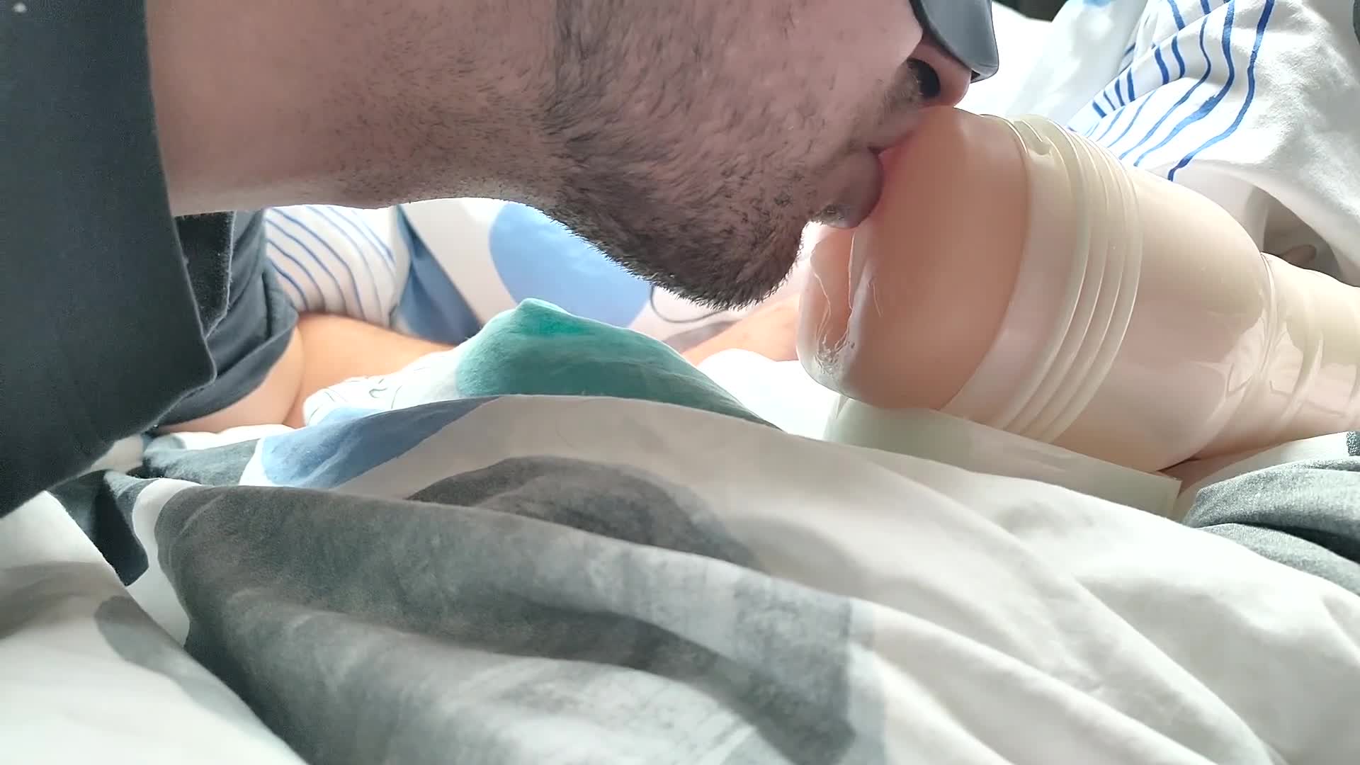 【自整理】这个有点猎奇了，大鸡巴帅小伙不爱真逼爱假逼，天天用鸡巴操不过瘾还上嘴舔！【140V】2 (43)