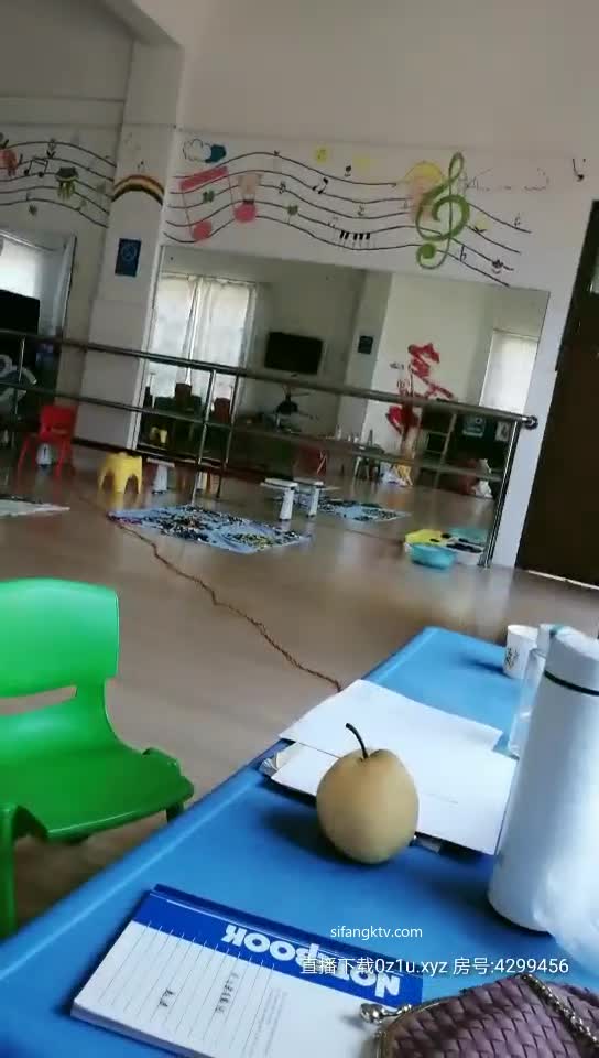 某幼教老师【幼湿】上课跳蛋塞逼~户外游乐园公厕玩弄阴穴~特写道具假屌插逼~相当刺激！【49v】 (20)