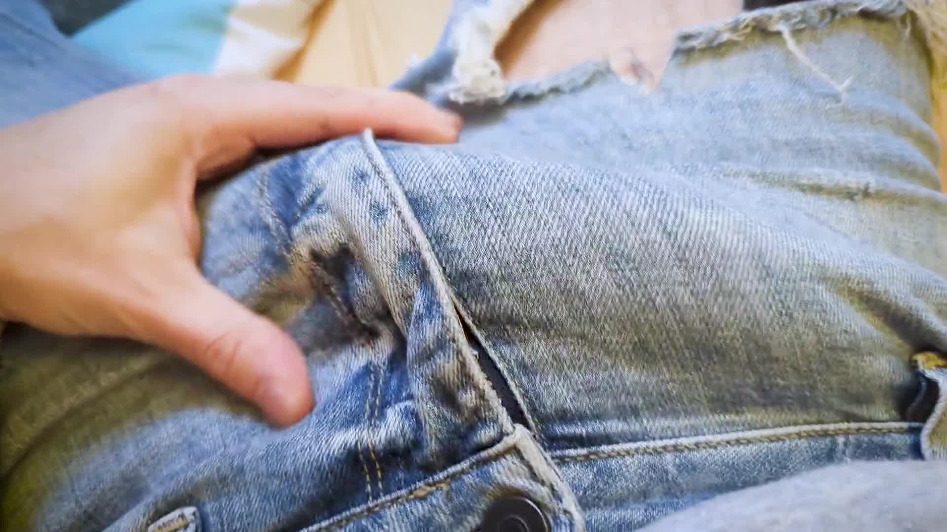 【自整理】这个有点猎奇了，大鸡巴帅小伙不爱真逼爱假逼，天天用鸡巴操不过瘾还上嘴舔！【140V】 (17)