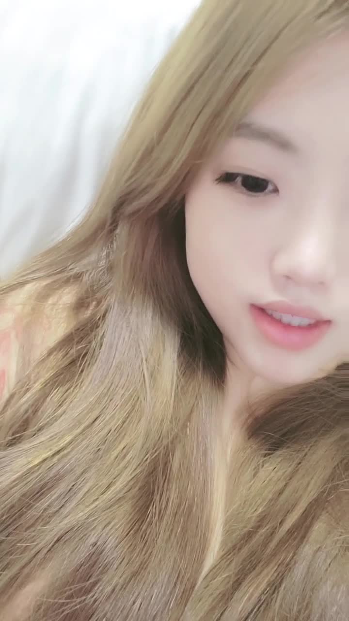  新合集~超清纯美乳校花【无所谓我会睡觉】揉咪狂插~自慰好过瘾【10V】 (9)