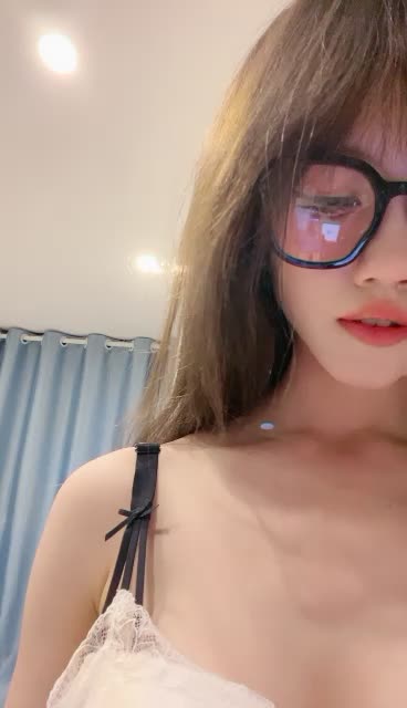 黑框眼镜美少女 揉奶裸舞【乔乔妹妹】超棒身材美乳，脱下内裤摇摆翘臀，特写多毛粉穴，手指揉搓扣入【24v】 (10)