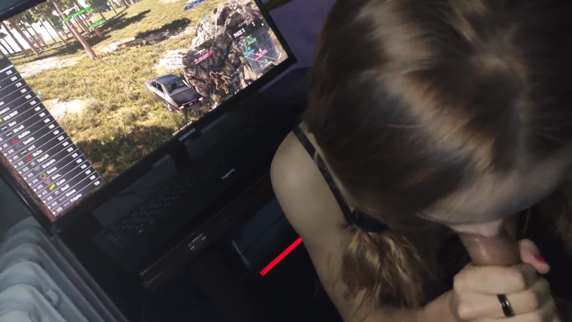 сосет мне под просмотр игры PUBG и глотает сперму (ph5e32d3b65573d)