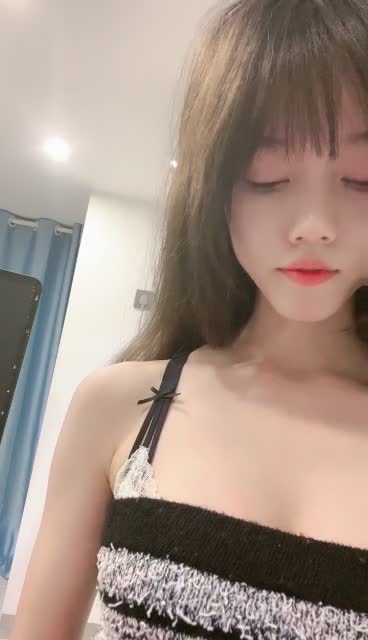 黑框眼镜美少女 揉奶裸舞【乔乔妹妹】超棒身材美乳，脱下内裤摇摆翘臀，特写多毛粉穴，手指揉搓扣入【24v】 (11)