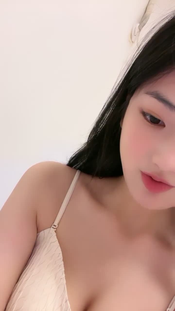 近期最美女神【菜菜不卖艺】娇嫩白虎~爆乳好坚挺【10V】 (7)