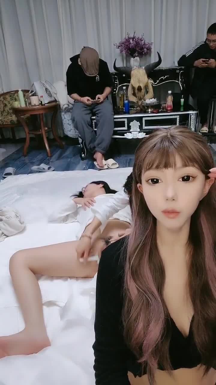 【四倍快乐】二屌抽插三逼都爽~在线全裸啪啪秀~多毛无毛【27V】 (26)