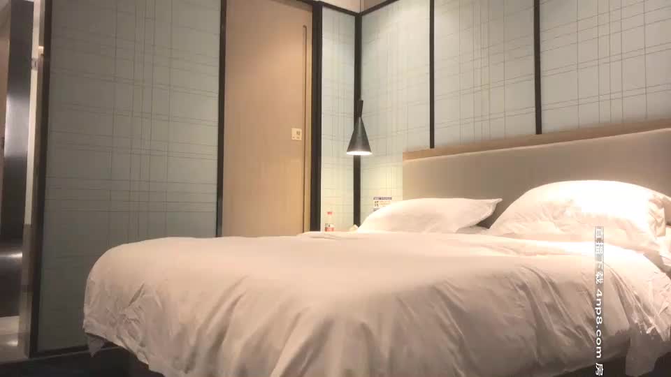 横扫全国外围约了个黑色卫衣长腿妹子啪啪，舌吻调情一番再到床上骑乘大力猛操