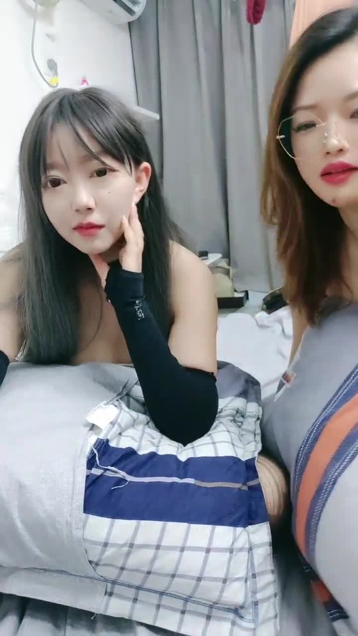 【四倍快乐】二屌抽插三逼都爽~在线全裸啪啪秀~多毛无毛【27V】 (3)