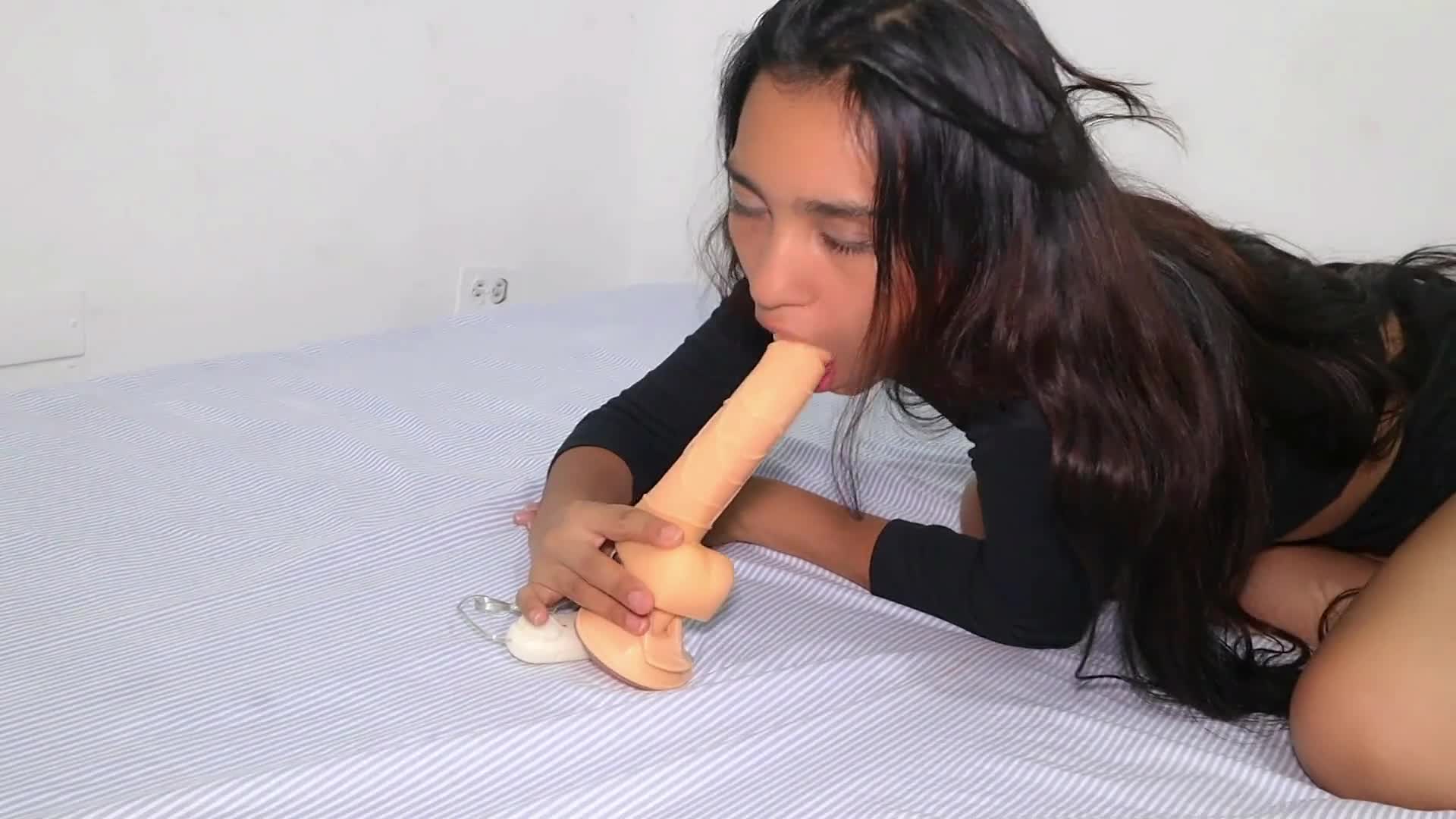 morenita colombiana se masturba mientras se la echan