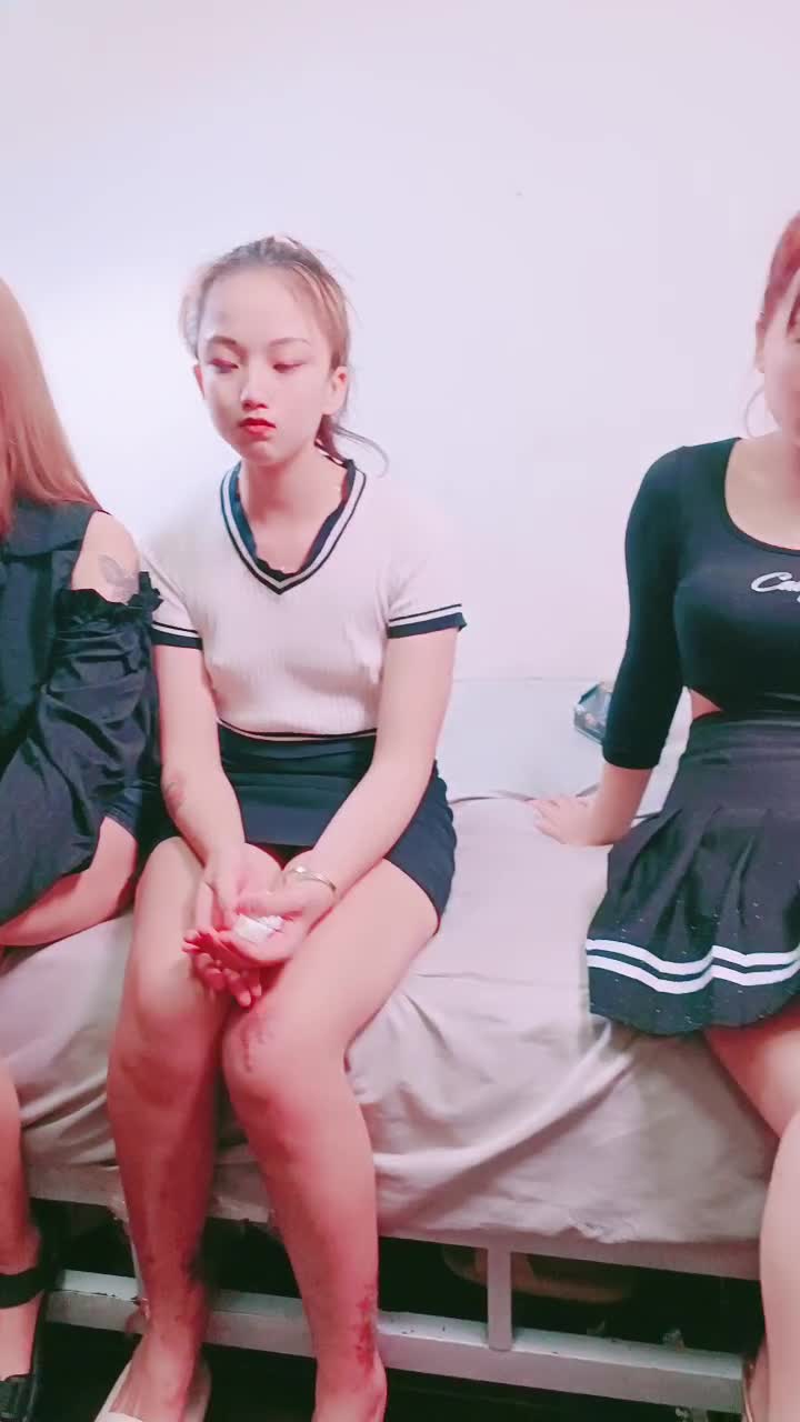 【大魔王女宿舍】淫乱女生宿舍~淫乱排队一个一个肏【36V】 (35)