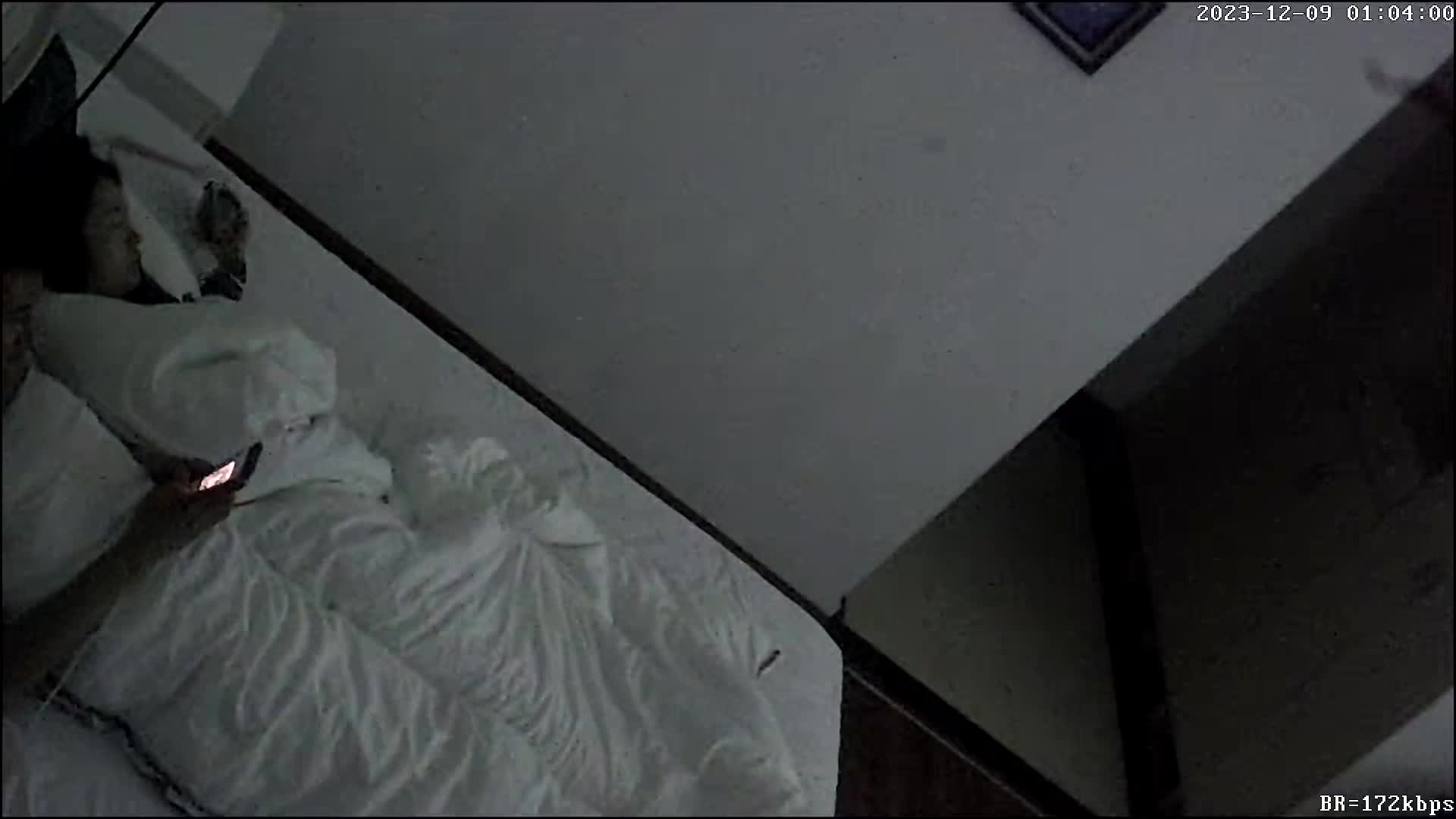 最新酒店偷拍！少妇偷情啪啪 情趣衣服 SM皮鞭增加情趣 【100v】 (7)