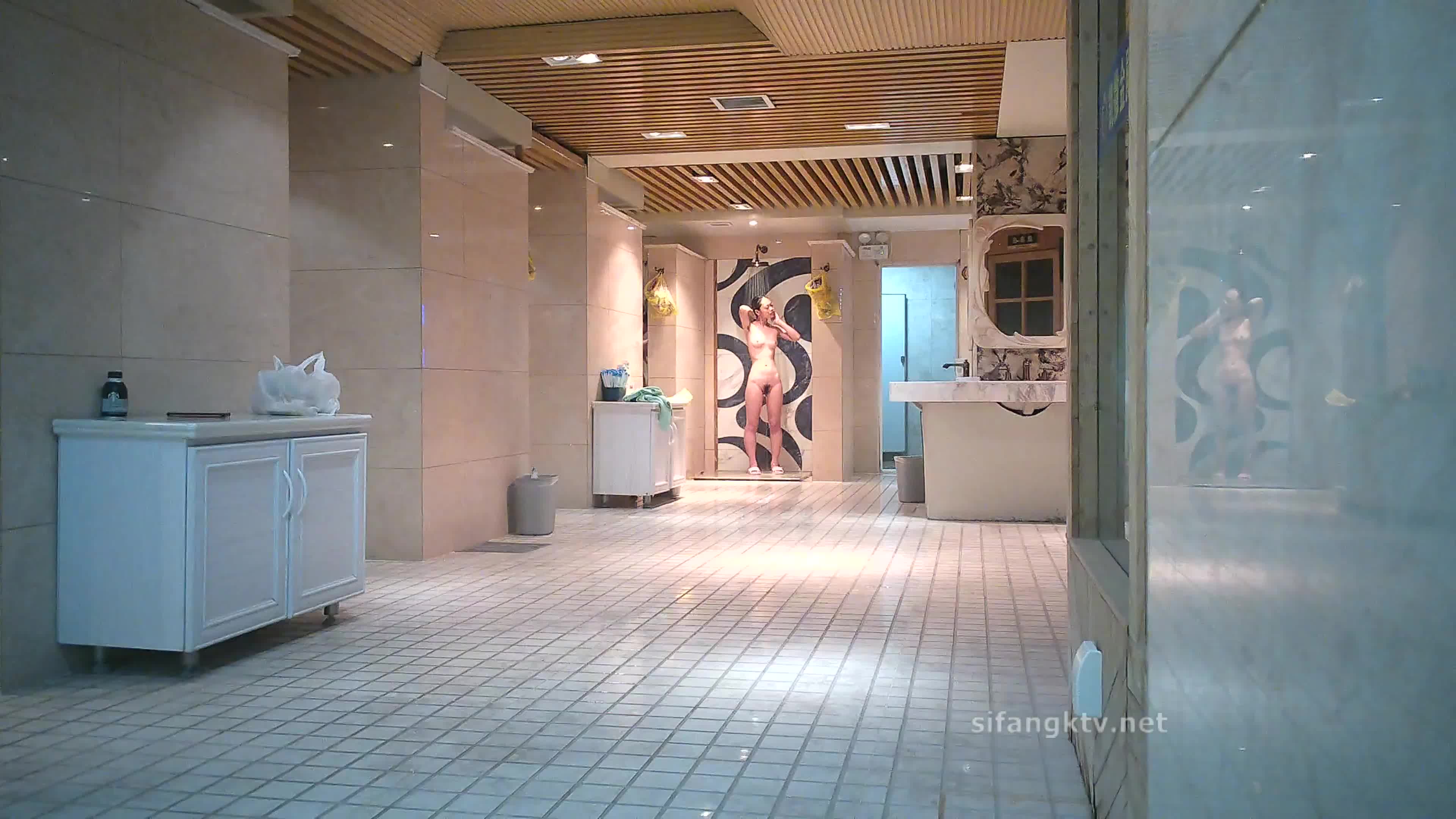 新场景 国内某温泉会所偷拍换衣 美女如云30【27V】 (26)