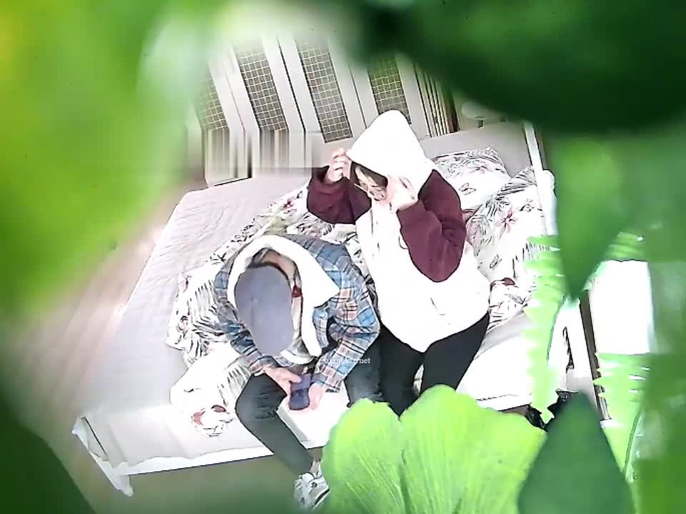 最新酒店偷拍！少妇偷情啪啪 情趣衣服 SM皮鞭增加情趣 【100v】 (103)