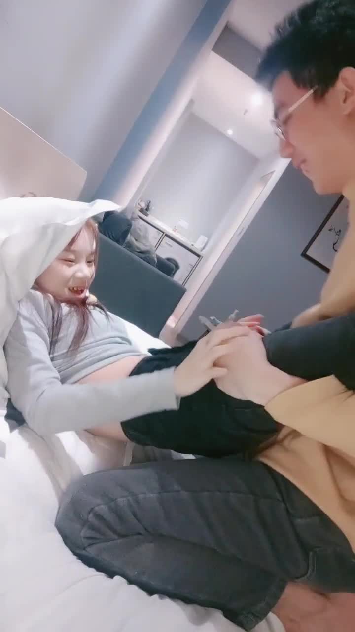 【十八岁姐妹花】 被眼镜哥无套啪啪 口交足交性爱~ 最后细心为 男友剔除阴毛【18v】 (17)