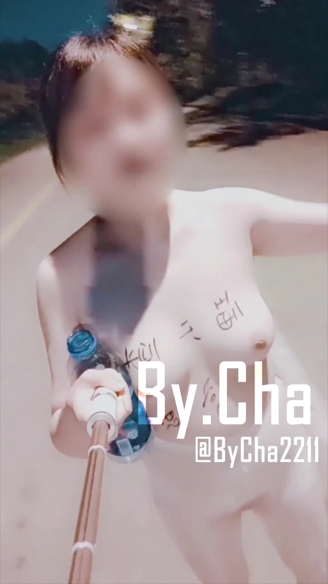 车来车往全裸母狗勾引路人