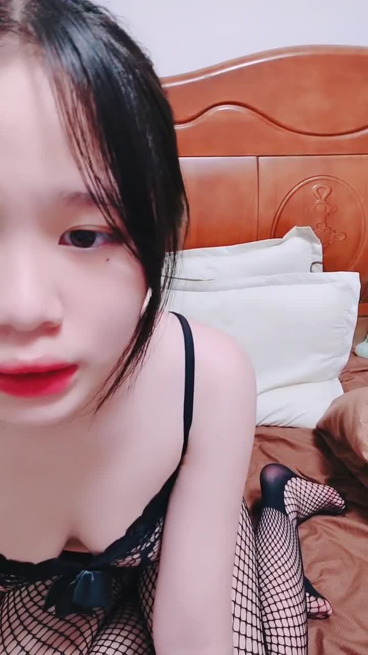 乖巧清纯00后嫩妹子【小颜宝】一线天馒头逼 啪啪自慰合集 【14V】 (12)