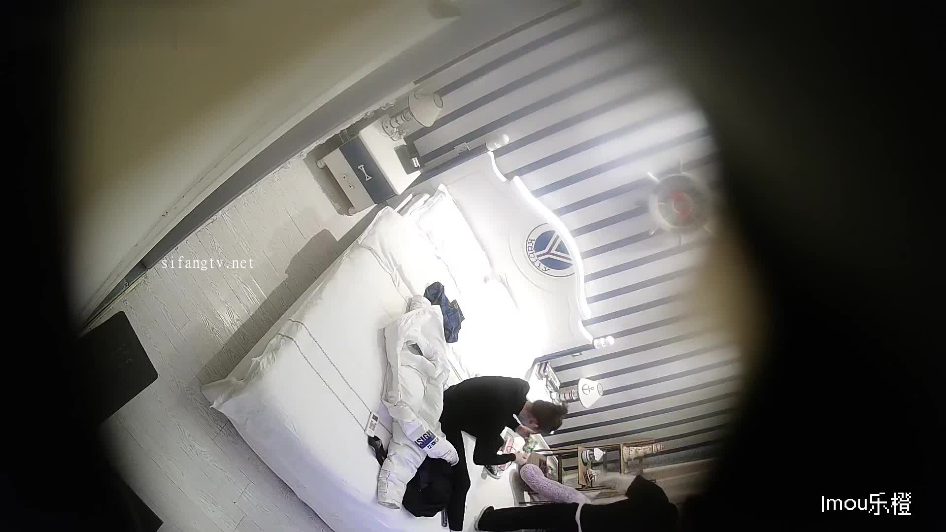 《居家摄像头破解》年轻小伙带着漂亮的女朋友在家里各种姿势啪啪啪连干两炮