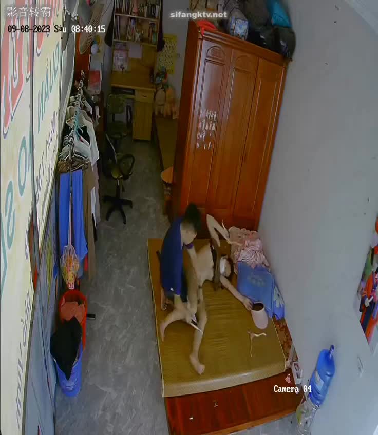 2023-10月新流出黑客破解摄像头偷拍 直播带货的服装店老板娘在仓库整理货物 被老公强行拉进休息间强上 干翻了