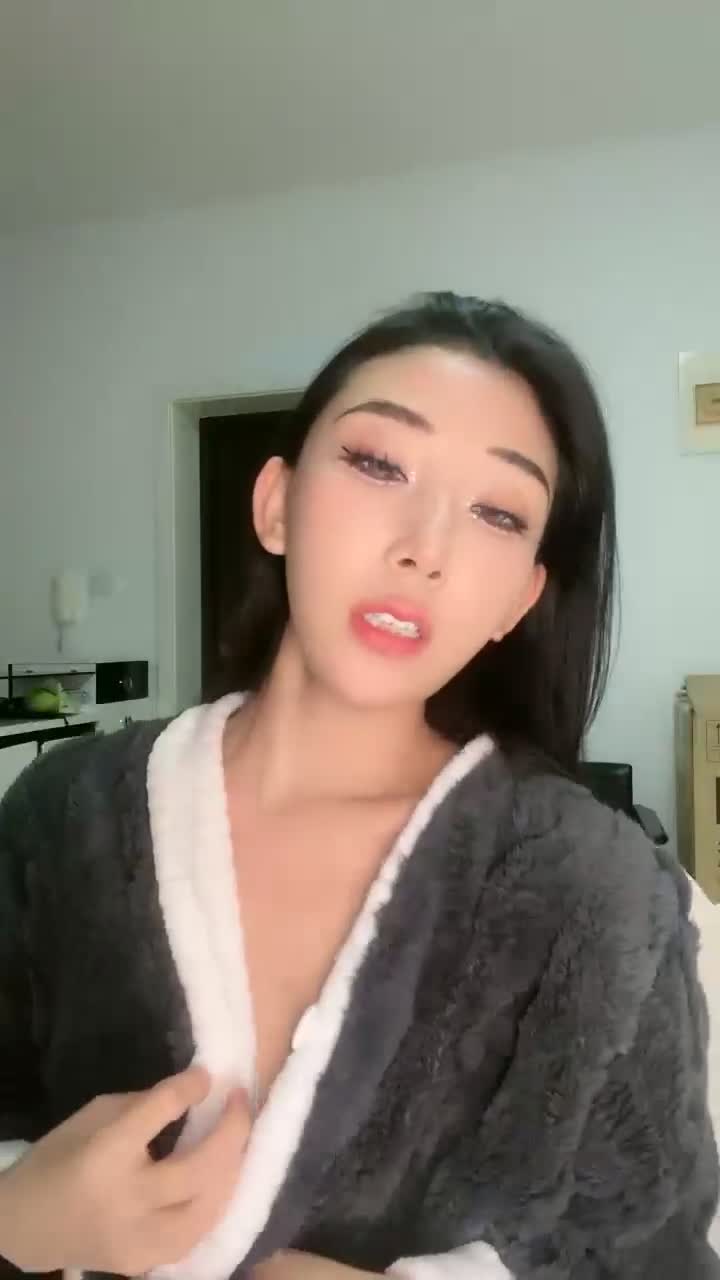 【你嘴巴真小】太平公主~全裸裸舞大秀~揉奶自慰~双腿大开超骚【19V】 (19)