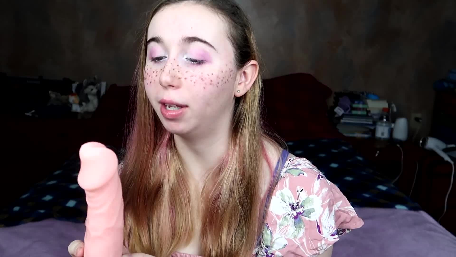 Miss Kitten白白嫩嫩的肥臀眼镜小母狗被男友各种足交，肛交，口爆，颜射超清合集【101v】 (8)