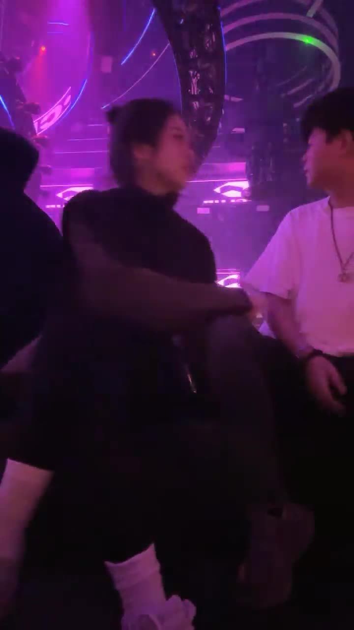 【财神爷的心尖宝贝】酒吧女神~全裸热舞~沐浴道具自慰 【61V】 (57)