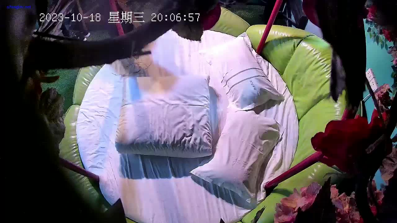 最新酒店偷拍~时尚穿搭嘻哈打闹 大学生小情侣做爱等作品合集【10v】 (4)