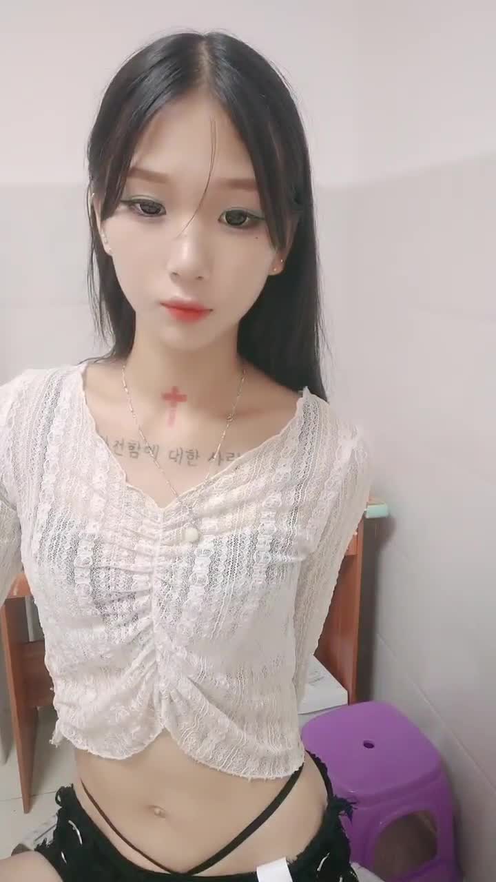 【职高小妹小心卖蜡笔】精神小妹扣穴自慰，疯狂喷水。大秀啪啪，无套内射【62V】 (6)