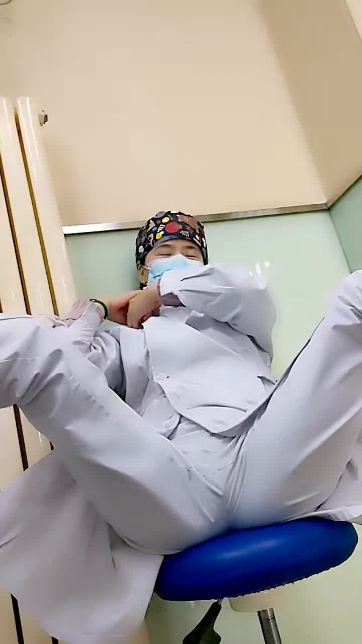 白衣天使 医生上班摸鱼 【浪荡美小护】上班玩丝袜真空跳蛋 【30v】 (5)