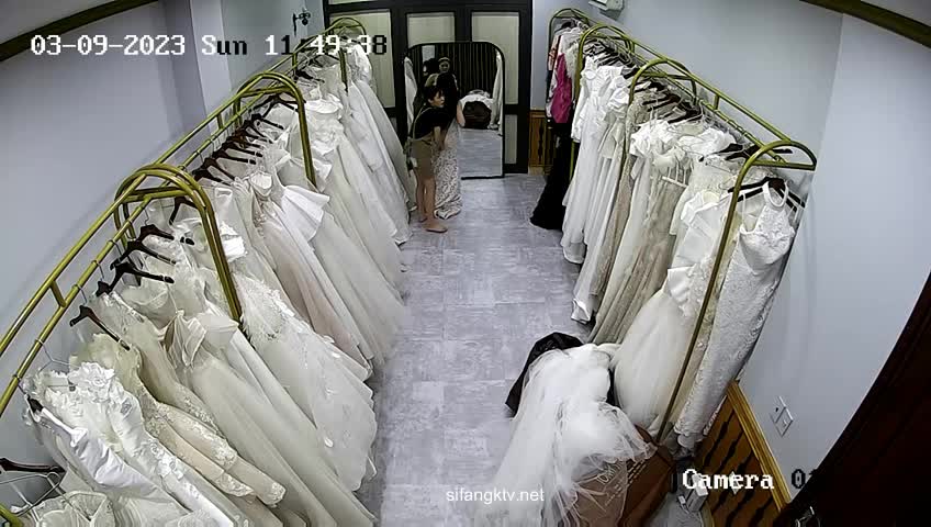 【破解摄像头】婚纱摄影店 偷拍多位新娘更衣试婚纱【38v】1 (20)